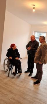 Predaja ključev prvega invalidskega neprofitnega stanovanja